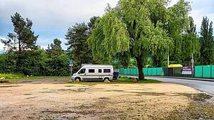 Ein Wohnmobil steht auf dem Parkplatz Oberwiesen in Worblingen, wo das Campen bisher nichts kostet. Die Gemeinde will überlegen, wo das ...