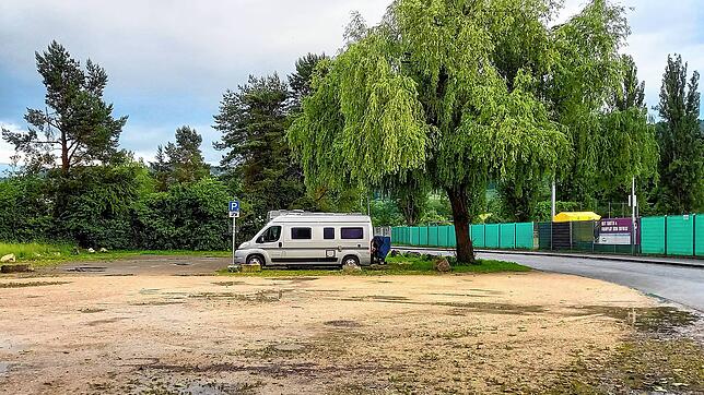 Ein Wohnmobil steht auf dem Parkplatz Oberwiesen in Worblingen, wo das Campen bisher nichts kostet. Die Gemeinde will überlegen, wo das ...