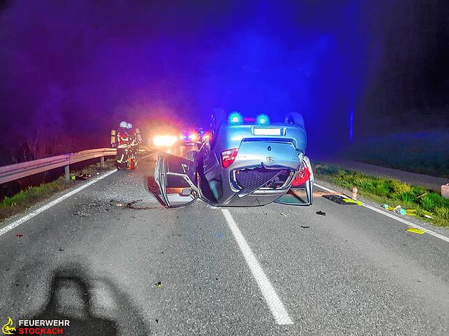 Bei Unfall auf der B313 zwischen Hoppetenzell und Zizenhausen hat sich am Karsamstagabend ein Auto überschlagen.