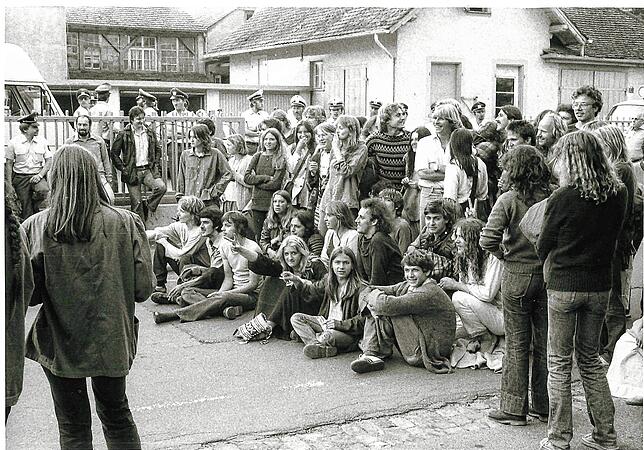 Die jungen Leute machten mächtig Rabatz vor dem Polizeirevier an der Ecke Bismarck- und Brühlstraße, sie forderten lautstark die ...