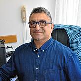 Mohamed Jafar in den Praxisräumlichkeiten an der Berghausstraße 15.