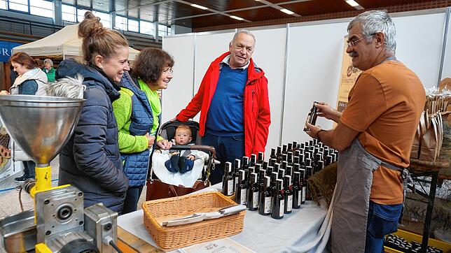Gelegenheit zur Begegnung und zum Probieren: Das macht den besonderen Charme der Messe am Hochrhein aus. Unser Bild entstand 2022 bei ...