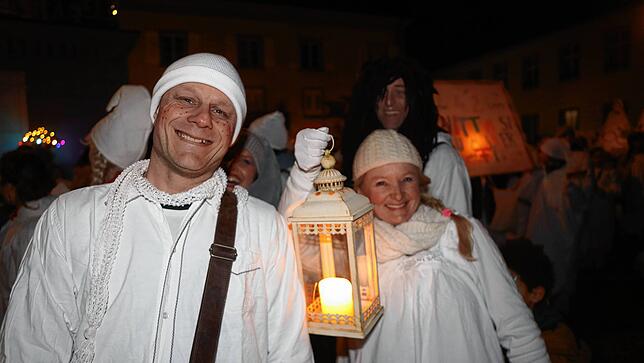 Bild 6: Schmotziger Dunschtig: Ho Narro! Im Schlafgewand geht&lsquo;s durch die Altstadt