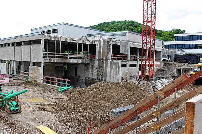 Stadthalle während der Baumaßnahme: Auf eine umfassende Entkernung folgte die Generalsanierung.