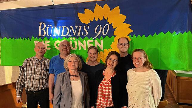 Sie treten für die Grünen bei der Kreistagswahl im Wahlbezirk V an (hinten, von links): Markus Weissenberger, Axel Schaub, Johanna ...