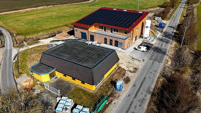 Etwas oberhalb vom neuen Wasserwerk (nördlich) direkt zwischen der alten B 27 (links im Bild) und der neuen B 27 plant die ...