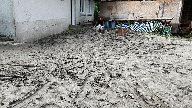 Der Hof und das Haus der Bestattungsfirma Vogt sind komplett mit Schlamm vollgelaufen.