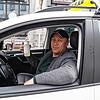 Taxifahrer Zhuri Adem zeigt das Fläschchen mit Desinfektionsflüssigkeit. Mehr Schutz hat er nicht. Er fürchtet um seine Gesundheit ...