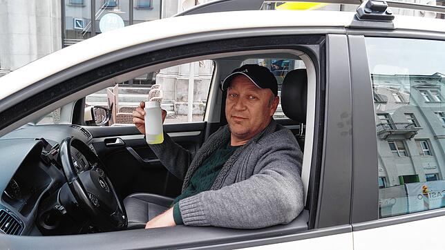 Taxifahrer Zhuri Adem zeigt das Fläschchen mit Desinfektionsflüssigkeit. Mehr Schutz hat er nicht. Er fürchtet um seine Gesundheit ...