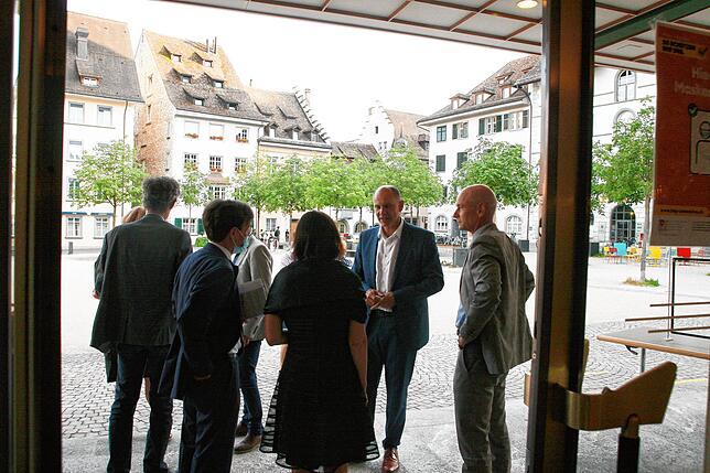 Nach der Eröffnungsfeier der Erzählzeit: Oberbürgermeister Bernd Häusler (2. von rechts) im Gespräch Schaffhauser Politiker.