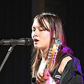 Aurelia König an der Bassgitarre von Infinite Fire singt &bdquo;Zombie&ldquo;.