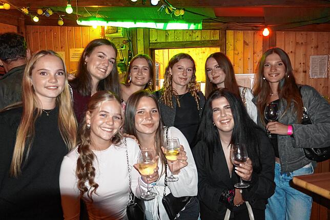 Bild 4: Gute Stimmung beim Auftakt des Weinfests in Bermatingen
