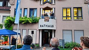 Vom Balkon des Rathauses herab wird am Sonntag um 19 Uhr das Wahlergebnis verkündet: Amtsinhaber Ralf Meßmer (rechts auf dem Balkon) ist ...
