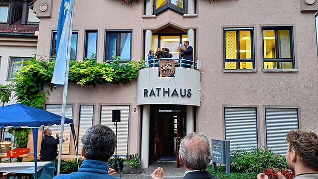 Vom Balkon des Rathauses herab wird am Sonntag um 19 Uhr das Wahlergebnis verkündet: Amtsinhaber Ralf Meßmer (rechts auf dem Balkon) ist ...