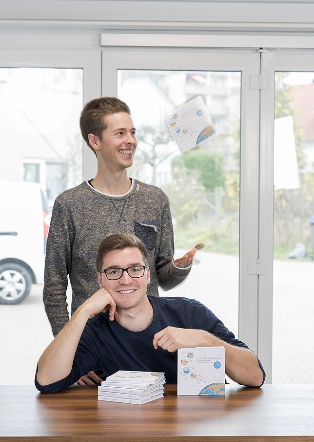 Christian Serrer (hinten) und David Nelles haben ein handliches Buch zum Klimawandel und seine Ursachen geschrieben. Weil sie das Buch ...