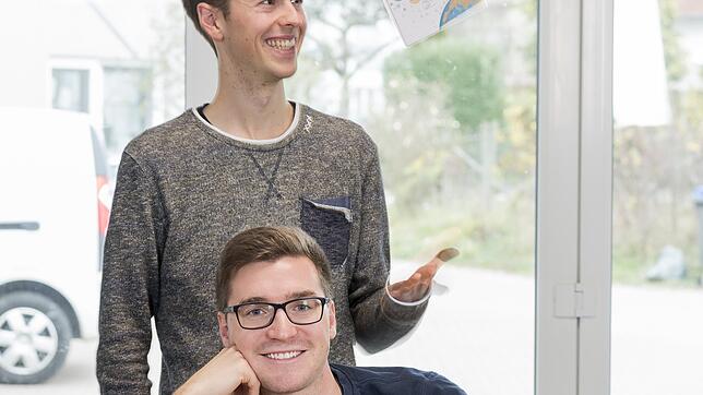 Christian Serrer (hinten) und David Nelles haben ein handliches Buch zum Klimawandel und seine Ursachen geschrieben. Weil sie das Buch ...