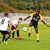Babucarr Kugabi (rechts, im Spiel gegen den SV Mühlhausen) verlässt den Türkischen SV Singen und schließt sich dem Lokalrivalen CFE ...