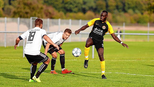 Babucarr Kugabi (rechts, im Spiel gegen den SV Mühlhausen) verlässt den Türkischen SV Singen und schließt sich dem Lokalrivalen CFE ...