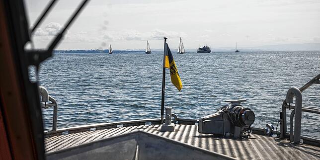 Die Gösch am Polizeiboot der Wasserschutzpolizei: So wird die Bugflagge von Schiffen bezeichnet.