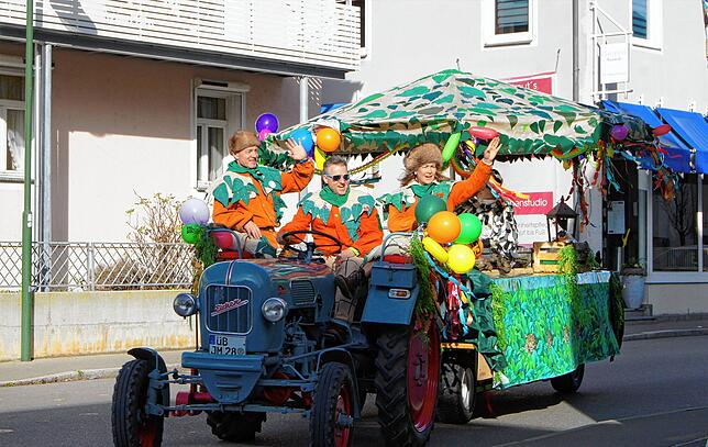 Die Bohnenbrätscher sind mit einer mobilen Schirmbar angerückt, in der der beste &bdquo;Glüh-Caipi&ldquo; im ganzen Dorf ausgeschenkt wurde.