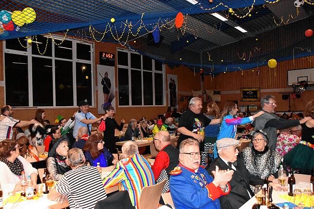 Bild 10: Die schönsten Bilder vom Bunten Abend des Heudorfer Narrenverein Heuliecher