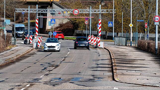 An der Brücke in der Peterzeller Straße &ndash; hier eine Aufnahme von März  &ndash; soll neben der Höhenbegrenzung jetzt auch noch die ...