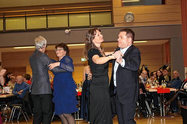 Auch die Eltern und Lehrer konnt ihr tänzerische Können untr Beweis stellen vorn die Eltern Katrin und Udo Jehle, im Hintergrund die ...