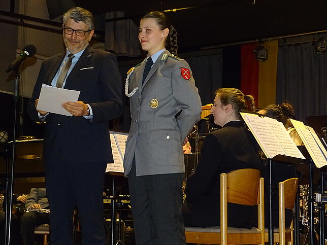 OSG Celina Rentschler (rechts) wurde von Oliver Wasem ausgezeichnet.