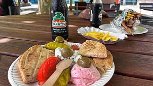Ein griechischer Vorspeisenteller und Gyros gehören zum Angebot der „Kleinen Taverne“ im Charlottenhof.