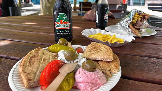 Ein griechischer Vorspeisenteller und Gyros gehören zum Angebot der „Kleinen Taverne“ im Charlottenhof.