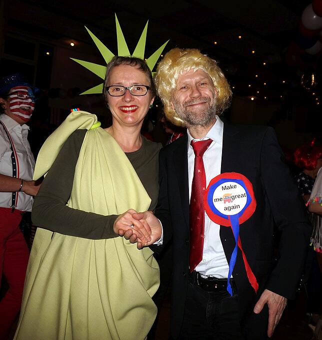 Aus Amerika: Unter dem Narrenvolk im Pfarrsaal waren auch die Freiheitsstatue und Donald Trump zu finden.