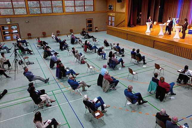Die Stadthalle in Meßkirch am Freitagabend: Wegen der Pandemie durfte nur eine bestimmte Anzahl an Leserinnen und Leser in der Wahlarena ...