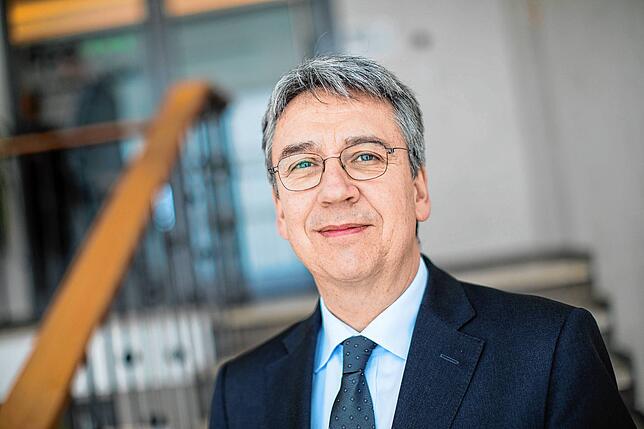 Andreas Mundt ist Präsident des Bundeskartellamts. An die Energie-Grundversorger schickt er eine deutliche Mahnung: ...