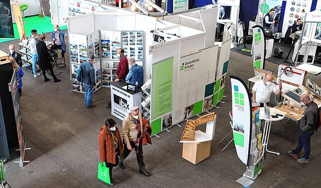 Erste Besucher nutzen den Auftakttag zur Baumesse, um sich detailliert zu informieren – hier der Stand der Gewerblichen Schulen.