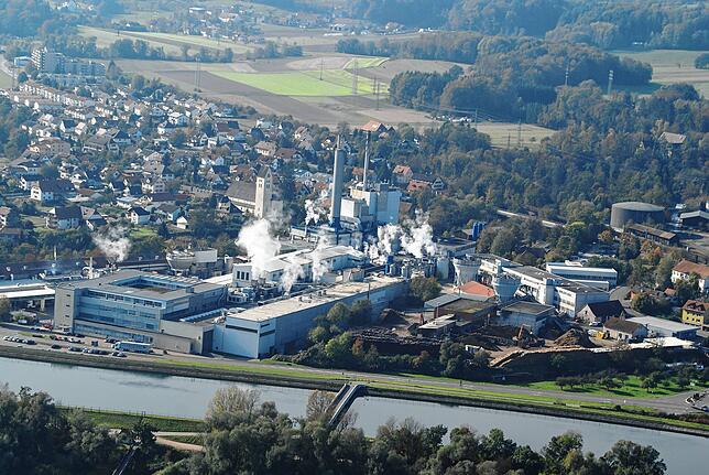 Die Papierfabrik im Oktober 2009, nur drei Jahre vor ihrer Schließung. Dichte Dampfschwaden über dem Werksgelände zeigen an, dass hier ...