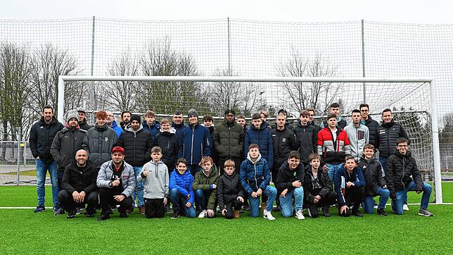 37 Anwärter fanden den Weg zum Neulingslehrgang für Schiedsrichter ins Vereinsheim des FC Brigachtal.