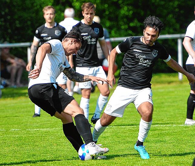 Cihan Turan (rechts in schwarzem Dress) wurde für seinen Einsatz belohnt. Am Ende des Spiels ergatterte die SG Marbach drei Zähler gegen ...