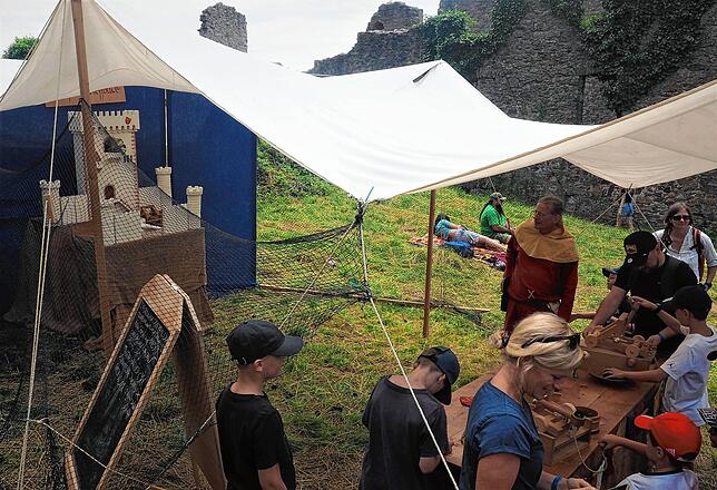 Bild 15: Viele tausend Besucher feiern auf der Burg Hohentwiel