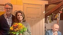Thomas Bomans (links) bedankte sich mit Blumen bei der aus gesundheitlichen Gründen ausscheidenden bisherigen stellvertretenden ...
