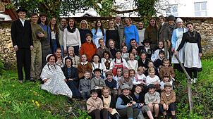 50 Kinder, Jugendliche und junge Erwachsene stehen bei den Freilichtspielen „Die Schwarze Rose“ auf der Bühne. Betreuer unterstützen sie ...