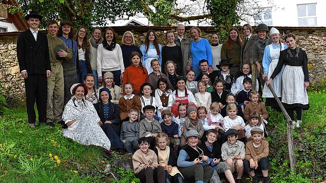 50 Kinder, Jugendliche und junge Erwachsene stehen bei den Freilichtspielen „Die Schwarze Rose“ auf der Bühne. Betreuer unterstützen sie ...
