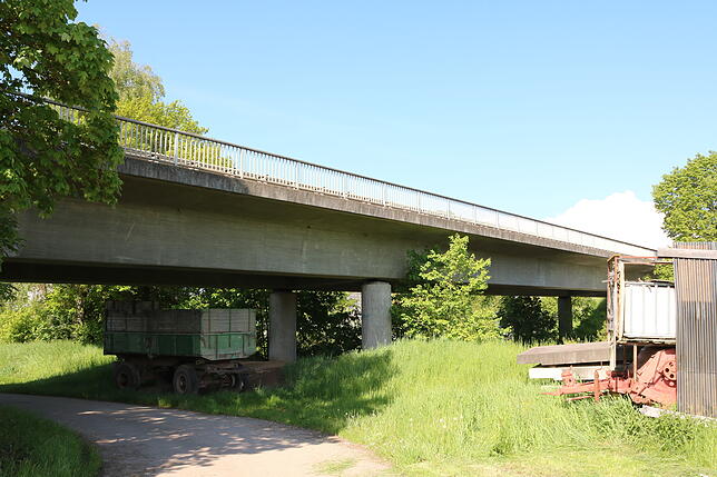 So zeigt sich die Georg-Mall-Brücke von unten betrachtet.