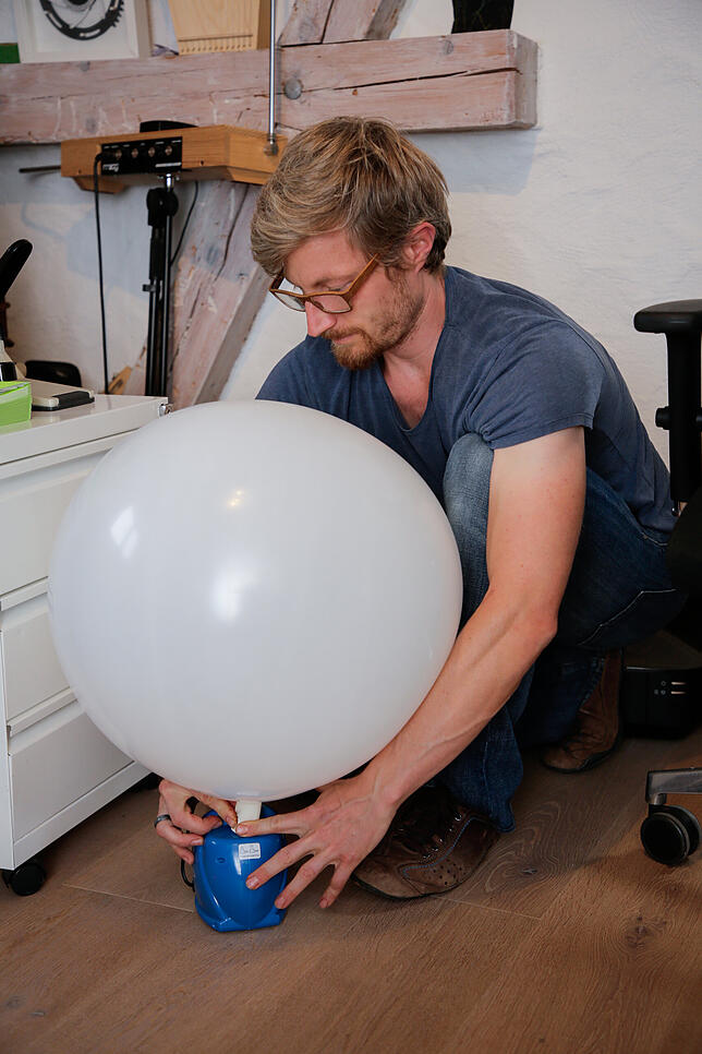 Kampffmeyers neueste Erfindung wird mit Luft aus einem Ballon betrieben.