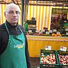 Matthias Indlekofer, Sprecher der Händler des Waldshuter Wochenmarkts, steht vor seinem Obst- und Gemüsestand.