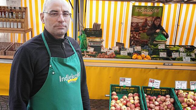 Matthias Indlekofer, Sprecher der Händler des Waldshuter Wochenmarkts, steht vor seinem Obst- und Gemüsestand.