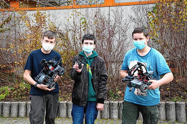 Sie lernen, die man Roboter und Drohnen programmiert (von links): Elias Pfaff, Milo Zirell, Fabian Bach.