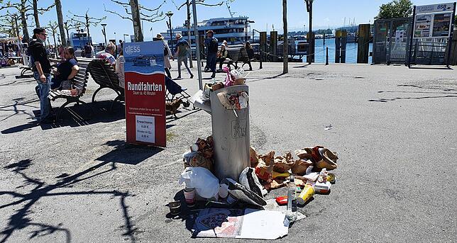 Mülleimer am Hafen am Montagmittag: Noch immer Müll vom Wochenende.