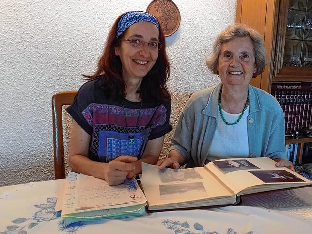 Nicole Singler-Schnelle (links) und Gertrud Singler erinnern sich an die ersten Begegnungen der Städtepartnerschaft zwischen Murg und Mehun.