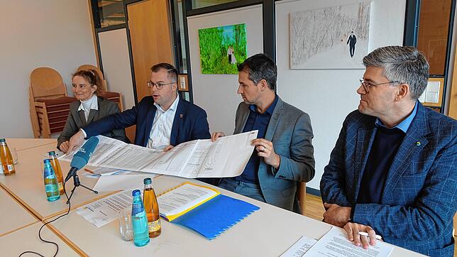 Ulrich Krieger (Zweiter von links) hatte Zahlenwerk aus Laufenburg beim Pressegespräch dabei. Dettighofens Bürgermeisterin Marion Frei ...