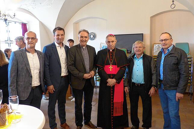 Aus der politischen Gemeinde gratulierten Erzbischof Georg Gänswein (Dritter von rechts) Ortsvorsteher Klaus Müller, Bürgermeister ...